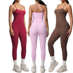 Ensemble de yoga pour femmes sur mesure de qualité supérieure, 2 pièces, en spandex/nylon respirant et résistant - Product Image 1