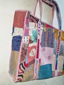 Sac de marché matelassé en coton vintage léger fait main indien avec broderie cousue à la main pour les voyages et le shopping, provenant du Rajasthan - Product Image 5