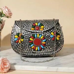Pochette de luxe artisanale en métal, ornée de cristaux et de strass, pour femmes, d'Inde. - Product Image 1