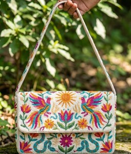 Sac à bandoulière multicolore brodé de perles et de fleurs, style vintage, pour femme, sac à main ethnique de créateur, fermeture magnétique - Product Image 1