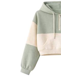 Conjunto de dos piezas casual para mujer: Sudadera corta con cremallera y bloques de color verde salvia, y pantalones cortos con bolsillos cargo. Poliéster y algodón. Venta al por mayor personalizada. - Product Image 4