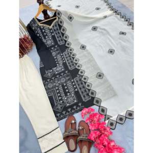 Ensemble de soirée en mousseline de soie de créateur avec haut, bas et dupatta brodés - Product Image 2