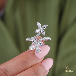 Magnifique bague florale en diamant de laboratoire cultivé, sertie de pierres en forme de poire, de marquise et de rondes, avec micro-pavé et design papillon. - Product Image 3