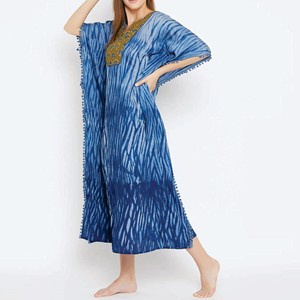 Vestido Kaftán Azul con Cuello en V para Mujer, con Bordado Dorado en el Cuello y Adorno de Borlas, Largo hasta el Suelo, Estilo Modesto para la Noche - Product Image 3