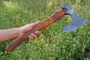 Hache de camping en acier Damas de qualité supérieure, forgée à la main, avec manche en bois, pour la survie en plein air et la fendage du bois - Product Image 2
