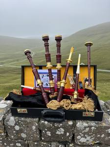 ชุดแบ็กไปป์สก็อตแลนด์ไฮแลนด์ Obexa ไม้โรสวูด กำมะหยี่สีดำ พร้อมอุปกรณ์ทองเหลืองสลักลายทอง  กระเป๋าแข็งแบบมืออาชีพ - Product Image 2