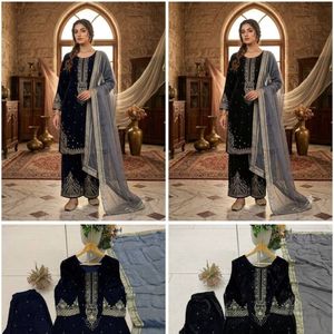 Traje de terciopelo de alta calidad para todas las estaciones con bordado de lentejuelas, pantalón palazzo y dupatta de organza. - Product Image 2