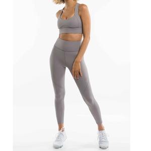Ensemble de soutien-gorge de sport gris sans couture et leggings taille haute – Tenue de yoga et d'entraînement pour femme - Product Image 3