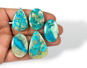 Cristales Sueltos de Crisocola Azul Natural de 20mm-35mm, Pulidos y Lisos para la Elaboración de Joyería - Product Image 1