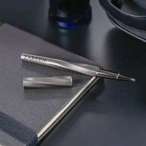 Bolígrafos Rollerball Recargables con Punta Puntiaguda, Diseño en Espiral, Acabado en Gris Metálico, Modelo PN62-GRY, Juego en Caja de Cuero PU de Lujo - Product Image 2