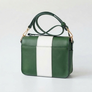 Bolso cruzado unisex de cuero genuino con correa ajustable, diseño minimalista y cierre de cremallera. - Product Image 6