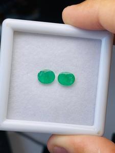 Paire d'émeraudes naturelles de Zambie, taille ovale, 2,12 carats, qualité AAA, belle couleur, coupe et polissage parfaits pour la création de bijoux. - Product Image 2