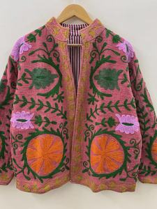 Abrigo de algodón Suzani Chaqueta bordada India Chaqueta bordada hecha a mano Chaqueta Bohemia acolchada de algodón - Product Image 3