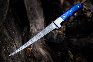 Cuchillo de filetear hecho a mano con hoja de acero de Damasco, mango de resina azul y funda de cuero para cortar pescado - Product Image 5