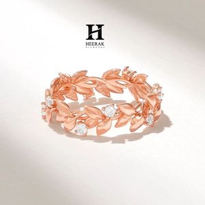 Anillo de Diamantes Cultivados en Laboratorio con Diseño de Rama de Olivo de Lujo, Oro Amarillo de 14K, Anillo de Boda con Hoja de Laurel Botánica - Product Image 3