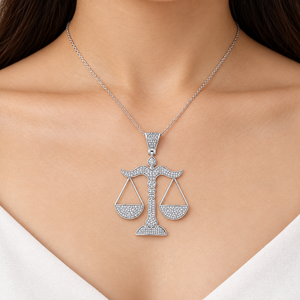 Colgantes y dijes de diamantes cultivados en laboratorio, modernos y personalizados, de plata 925 chapada en oro, con diseño de báscula de la justicia, ideales como regalos de joyería. - Product Image 2