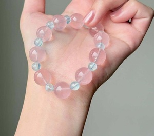 Pulsera de Resina Contemporánea con Patrón Artístico Único, Accesorio de Moda para Mujeres y Niñas en Todo el Mundo - Product Image 1