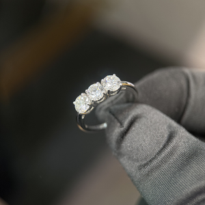 Anillo de Diamantes Redondos Brillantes de Tres Piedras de 1.50 Quilates, Oro Blanco de 14k, Certificado IGI, Anillo de Aniversario - Product Image 1