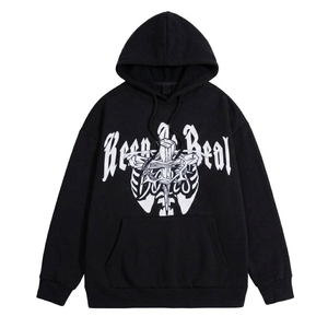 Centrado debajo del texto, se presenta un detalle de un rendimiento gráfico tridimensional de una cruz envuelta en una corona de espinas nítida y realista. Este diseño intrincado - Product Image 3