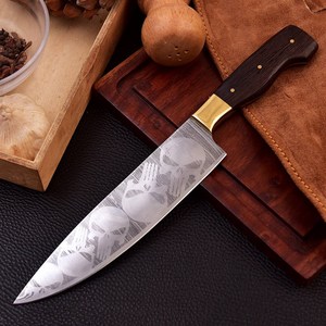 Couteau de chef artisanal en acier Damas style Punisher, manche en bois de rose et laiton, finition brossée, ambidextre, OEM - Product Image 1