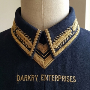 Servicio de Fabricación a Medida de Alta Gama: Bordado de Lingotes de Oro Hecho a Mano en Terciopelo Azul con Cuello en V para Ceremonias - Product Image 6