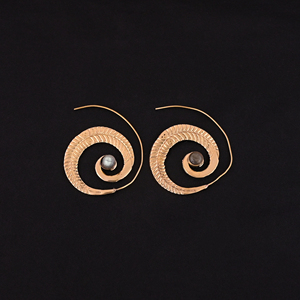 Boucles d'oreilles en spirale feuillagée plaquées or avec perle, taille 42x37MM - Product Image 2