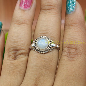 Bague ethnique vintage faite à la main en argent sterling 925 avec pierre de lune naturelle pour femme – Bijou en argent avec cabochon ovale en pierre précieuse - Product Image 2
