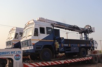 Plate-forme de forage de puits d'eau montée sur camion avec une capacité de 200 mètres 10 unités séparées de véhicule de compresseur de pneu