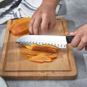 Couteaux Santoku noirs à manche riveté courbé avec lame ovale alvéolée argentée pour trancher la papaye, hacher les légumes et couper les aliments en dés - Product Image 2