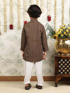 Conjunto de kurta y pijama marrón para niños, ropa étnica infantil, kurta de algodón jacquard con pijama blanco, atuendo festivo tradicional para niños - Product Image 2
