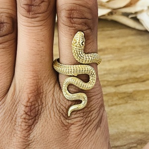 Nouveauté 2026, Meilleure vente : Bague serpent gothique en laiton pour femme, plaquée or 18 carats, motif animal enroulé texturé, style punk, vente en gros - Product Image 3