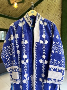 เสื้อแจ็คเก็ตยาวผ้ากำมะหยี่ถักมือสำหรับผู้หญิง |   เสื้อโค้ทบอมเบอร์ลายปักดอกไม้และนกสไตล์ชาติพันธุ์ |   ชุดเลเยอร์สไตล์โบฮีเมียนสำหรับฤดูหนาว |   ช่างฝีมือ - Product Image 4