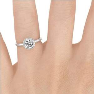 Anillo de Compromiso Elegante con Halo Inspirado en Flores en Oro de 10K con Diamante Cultivado en Laboratorio Brillante en el Centro y Piedras Decorativas - Product Image 3