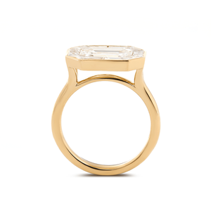 Anillo de Diamante Cultivado en Laboratorio con Corte Esmeralda de 2.5ct, Certificado IGI, con Halo Octogonal de Baguette, Engaste de Bisel en Oro Amarillo de 18K - Product Image 6