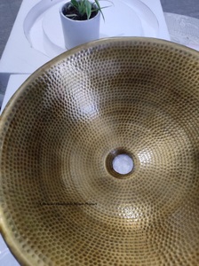Lavabo de Latón Delicate Metals DS-122, Acabado Martillado en Latón Antiguo, Redondo de 40CM, Lavabo Tipo Vaso para Baños de Lujo - Product Image 2