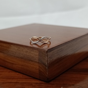 Anillo Infinito de Oro Rosa de 18K con Diamantes, Diseño Minimalista de Doble Aro, Joyería Fina para Mujer, para Bodas, Aniversarios, Fiestas y Uso Diario - Product Image 2