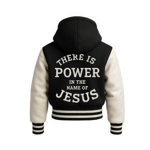 Veste courte à capuche pour femme « JESUS EST MON ROI » - Veste de baseball noire et blanche, style streetwear chrétien - Product Image 4