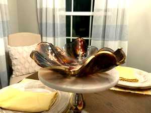 Ciotola in resina di alta gamma con motivo a spirale multicolore, realizzata per essere utilizzata come centrotavola decorativo in spazi abitativi di lusso. - Product Image 3