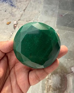Esmeralda verde calentada, tallada redonda, de gran tamaño, verde intenso, pulida, facetada, tipo cabujón, para la fabricación de joyas y decoración. - Product Image 4