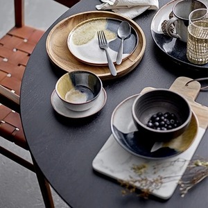 Planche à découper élégante en marbre et bois, alliant la fraîcheur de la pierre naturelle et le bois robuste pour une découpe précise et un service optimal. - Product Image 2