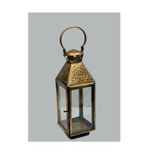 Farol decorativo de latón de lujo con paneles de vidrio para una elegante iluminación interior y exterior. - Product Image 1