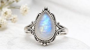 Bague en argent avec pierre de lune arc-en-ciel, bague en pierre de lune naturelle, bague statement en argent sterling, bague avec pierre précieuse à reflets bleus - Product Image 1