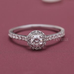 Bague de fiançailles et de mariage avec halo de diamants ronds certifiés IGI - Bague avec bande pavée en or 9 carats - Product Image 1