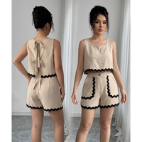 Ensemble coordonné pour femme avec haut court texturé sans manches à nouer dans le dos et short taille haute