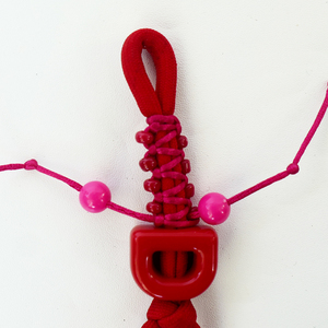 Colgante de muñeco lindo hecho a mano de paracord para llavero, cadena de bolso, accesorio estético para tirador de cremallera de mochila, en rojo y rosa, artículos de regalo - Product Image 4