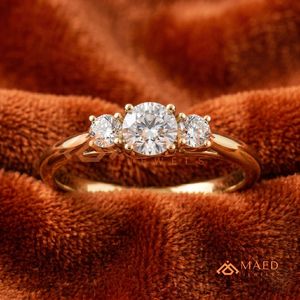 Anillo de Oro de Lujo con Corte Redondo, Símbolo del Pasado, Presente y Futuro – Anillo de Boda Nupcial Simbólico de Oro Amarillo de 14K con Tres Piedras de Corte Redondo - Product Image 1