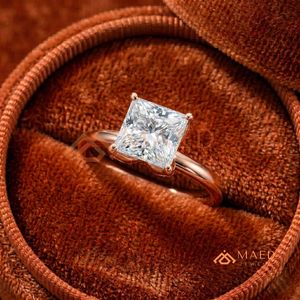 แหวนหมั้นทรงเจ้าหญิงประดับเพชรเม็ดเดี่ยวทองคำขาว 14K/18K ดีไซน์ทันสมัยสำหรับผู้หญิง |   แหวนสไตล์เพชรแบบมินิมอลสมัยใหม่ - Product Image 4