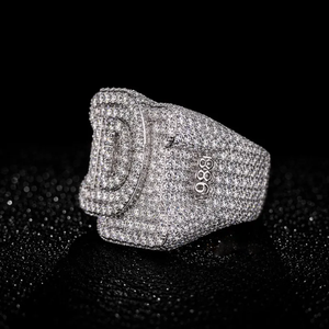 Anillo de Lujo con Inicial, Diamante Moissanite VVS, Plata de Ley 925, Estilo Hip Hop, Unisex, Corte Baguette Personalizado, Bañado en Rodio - Product Image 2