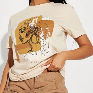 ดูเพรียวบางและเรียบง่ายด้วยเสื้อยืดผู้หญิงทรงเข้ารูปนี้ที่ออกแบบมาเพื่อเน้นรูปร่างของคุณในชุดลำลองสวมใส่สบายในฤดูร้อน - Product Image 3