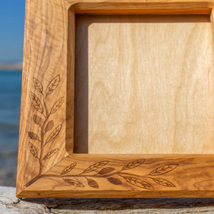 Cadre photo artisanal en bois de manguier Brownwood, design contemporain et écologique, lignes épurées, pour présentation sur table - Product Image 4